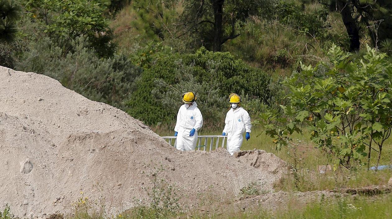 Fotografía que muestra a peritos forenses trabajando en un predio en el municipio de Zapopán en el estado de Jalisco (México).