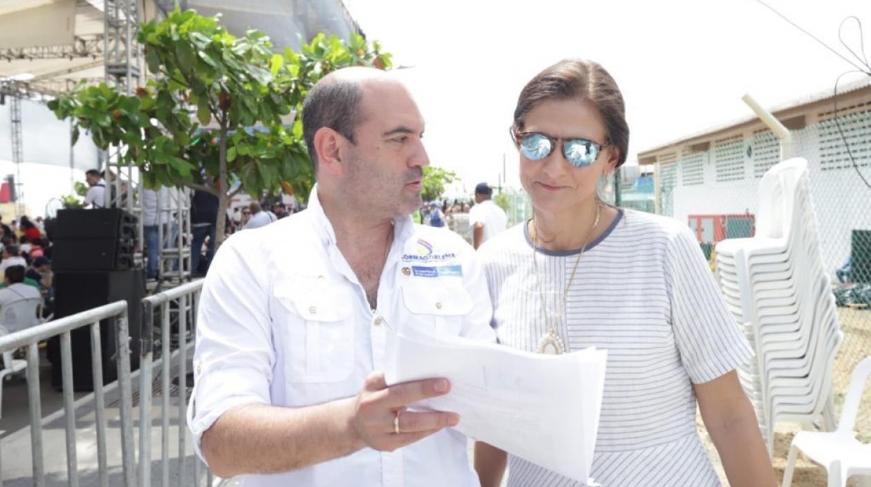 El Director de Cormagdalena, Pedro Pablo Jurado, y la Ministra de Transporte, Ángela María Orozco.