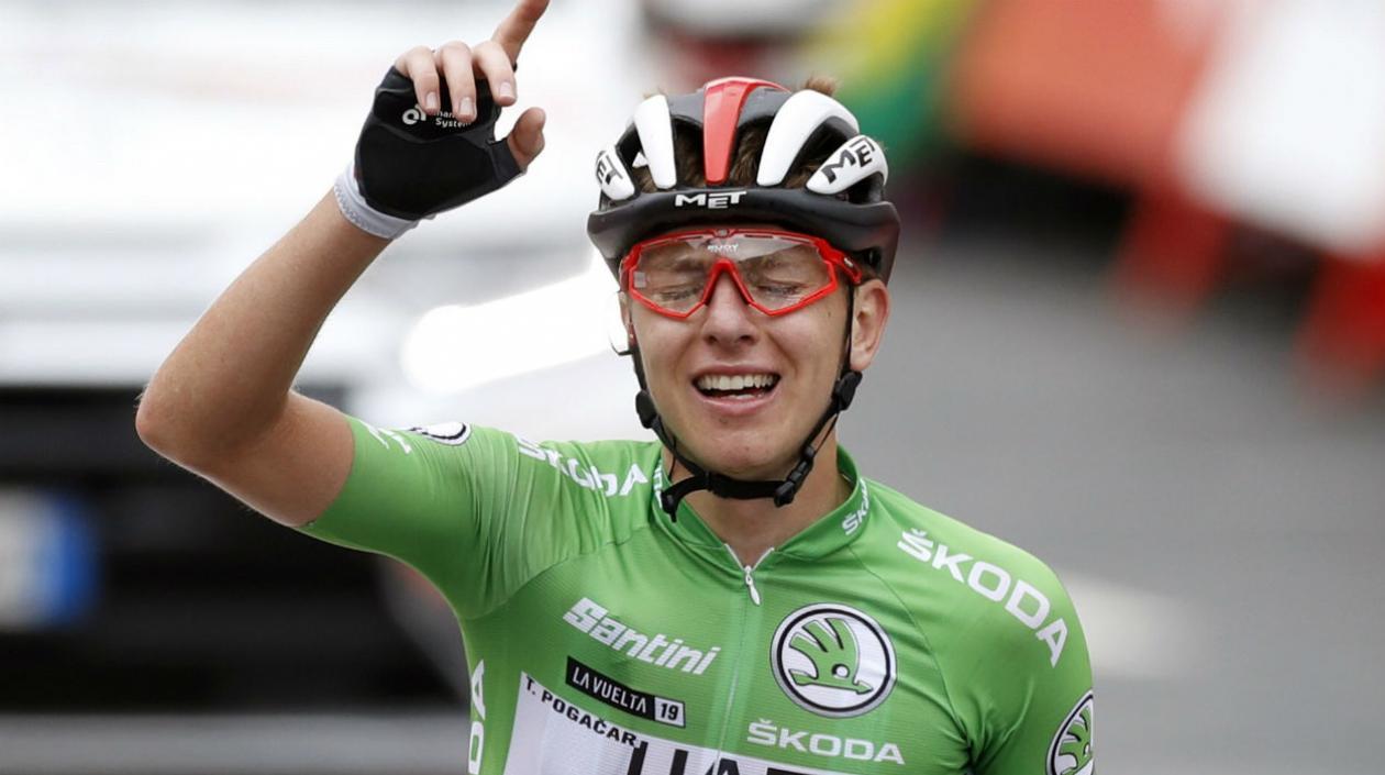Tadej Pogacar celebra el triunfo de la etapa 20. 