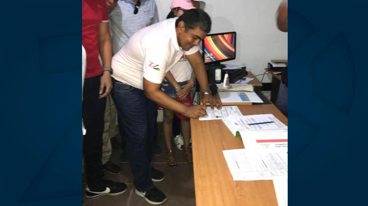Richard Gómez Martínez, inscribiendo su candidatura.