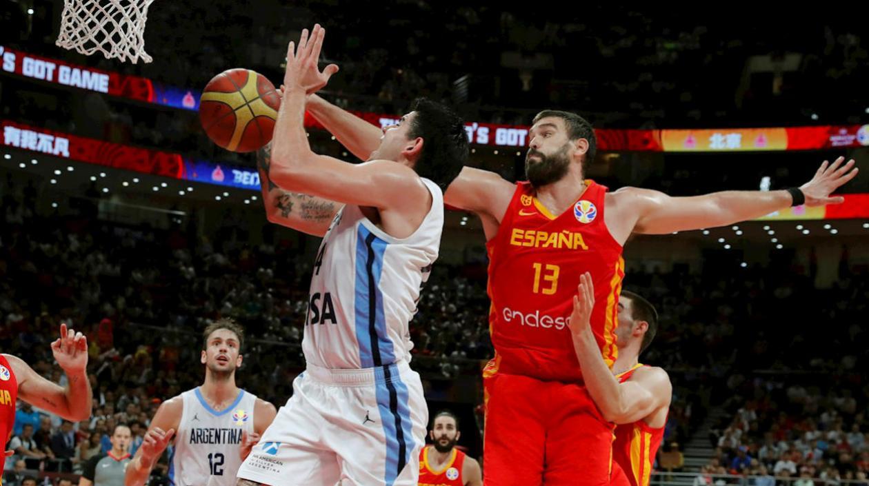 El alero argentino Gabriel Deck entra a canasta ante el pívote español Marc Gasol.