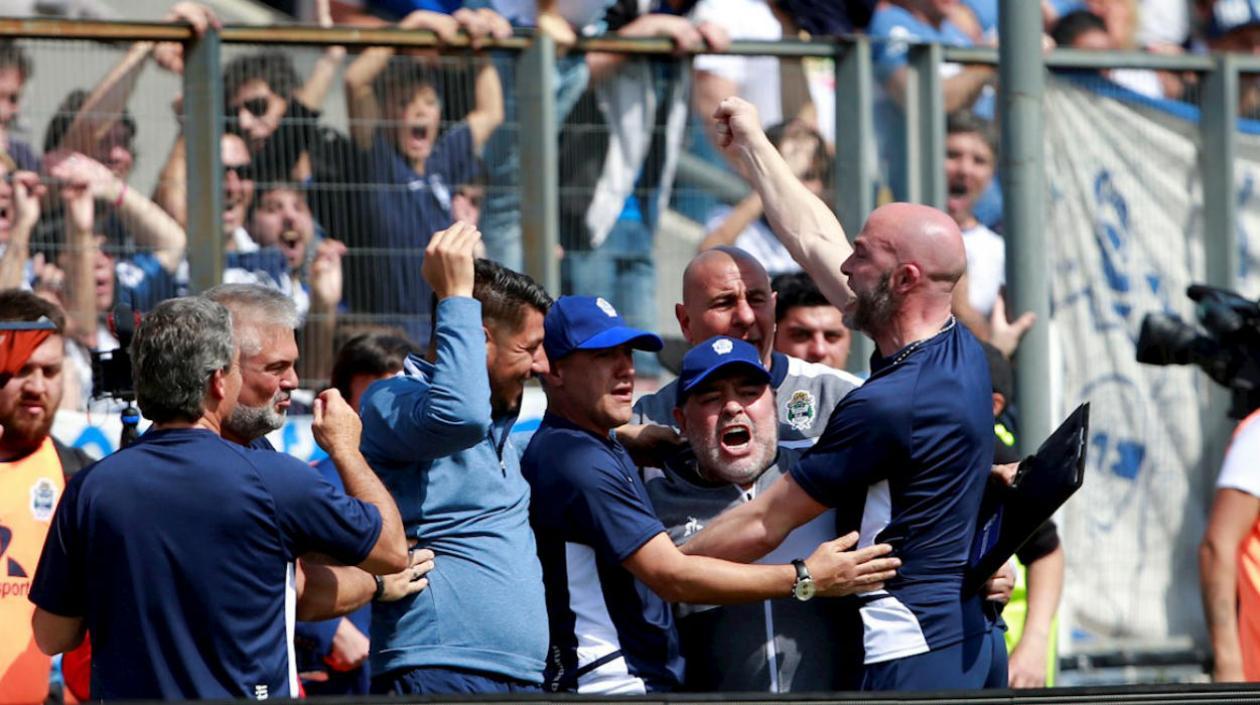 Diego Maradona celebra el gol de Gimnasia y Esgrima. 