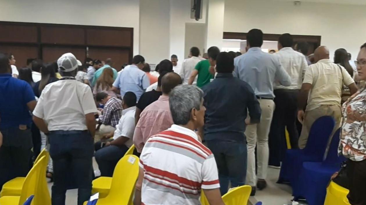  Momentos de angustia se registraron en medio del debate, el público se levantó a auxiliar al funcionario de la 'Sergio Arboleda'.  