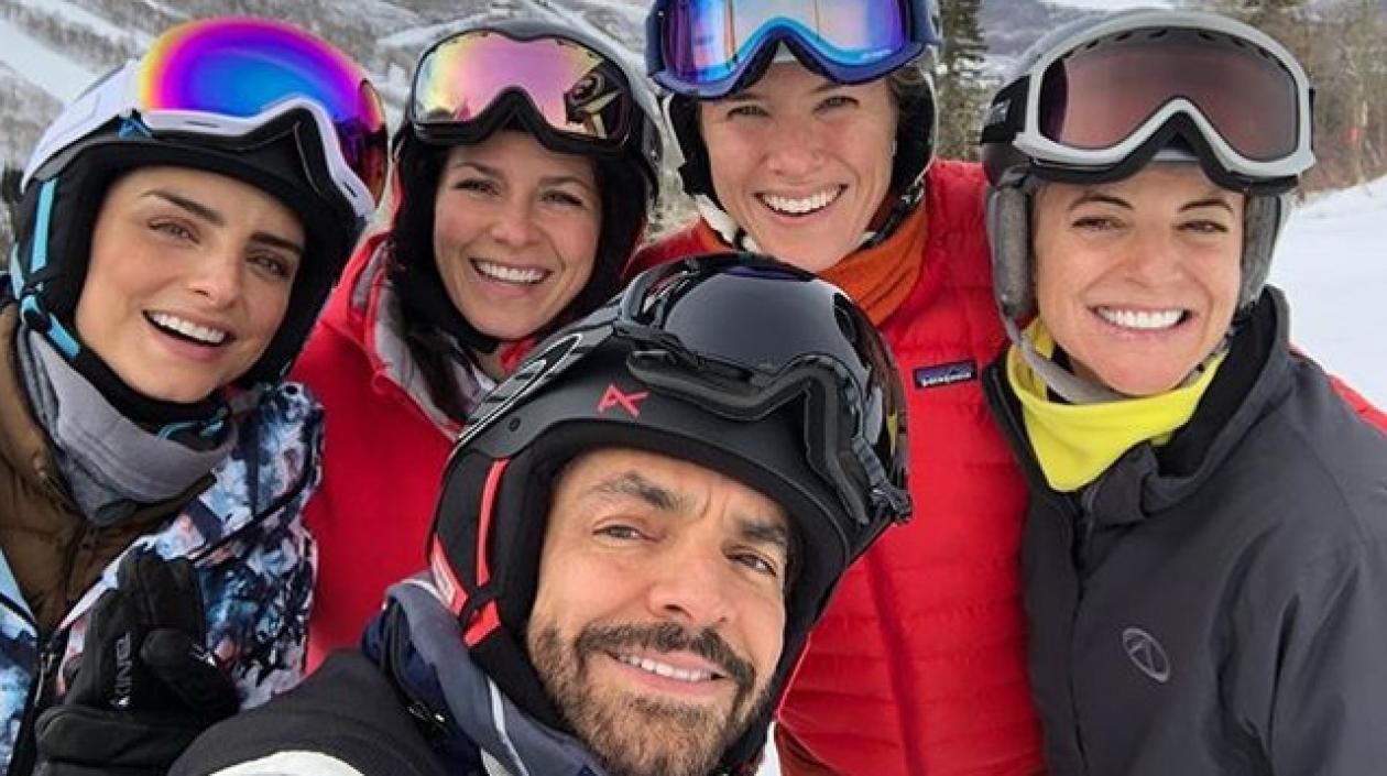 El actor y comediante Eugenio Derbez en compañía de su familia.