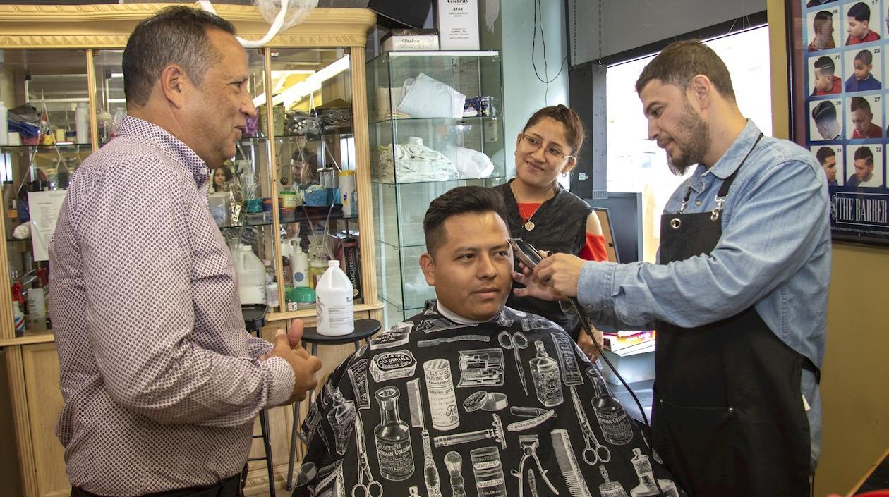 Los peluqueros de Nueva York ayudan a reconocer signos de problemas de salud mental y adicción en la comunidad latina.