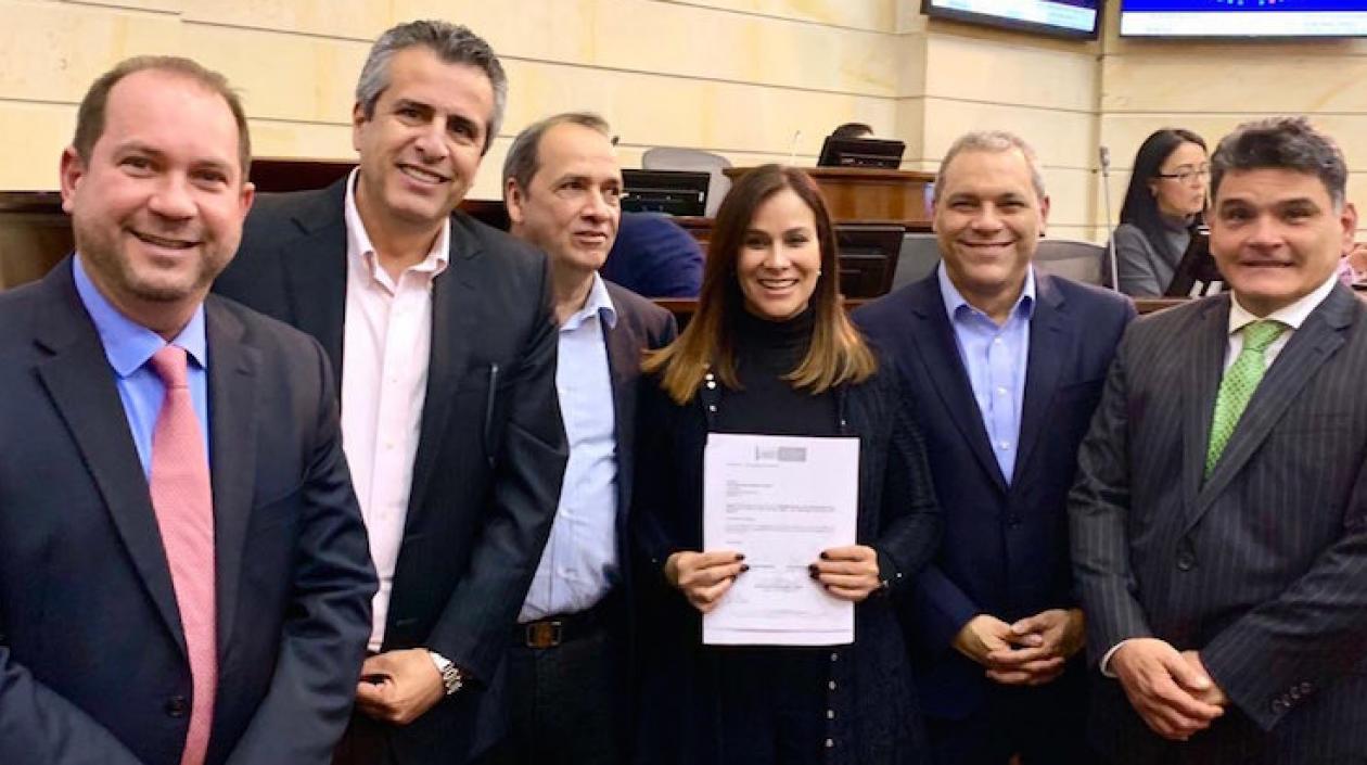 Senadores que radicaron la iniciativa.