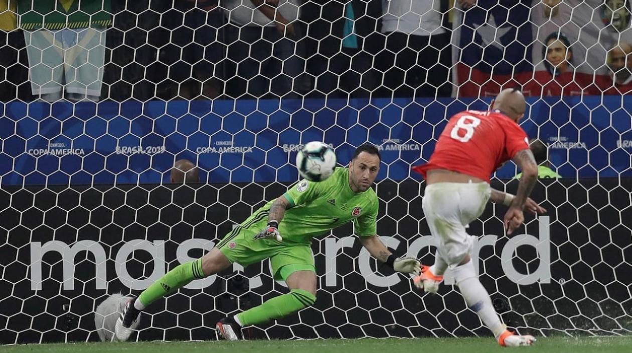 Arturo Vidal anota un tiro penal ante David Ospina. 