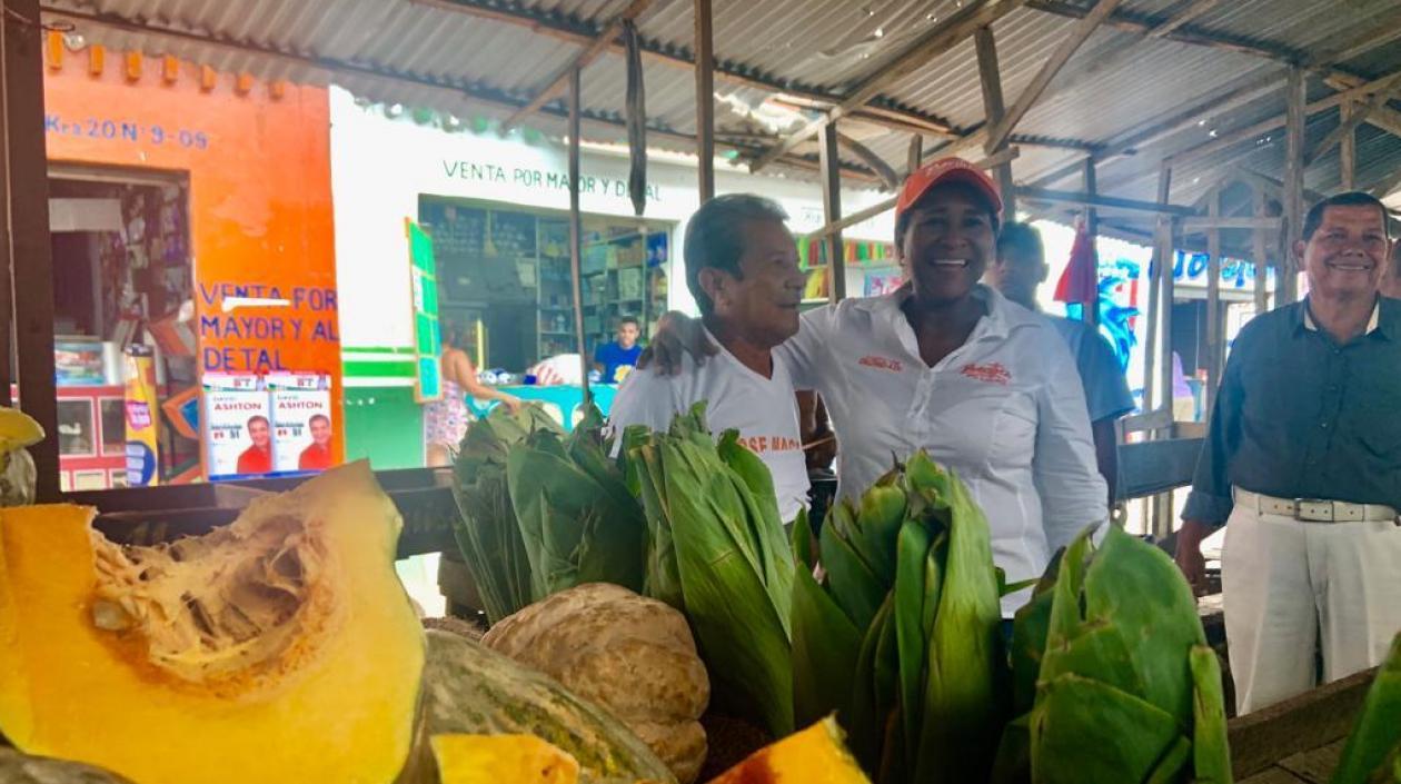 Beatriz Barraza, candidata a la Alcaldía de Soledad, conversa con un vendedor.