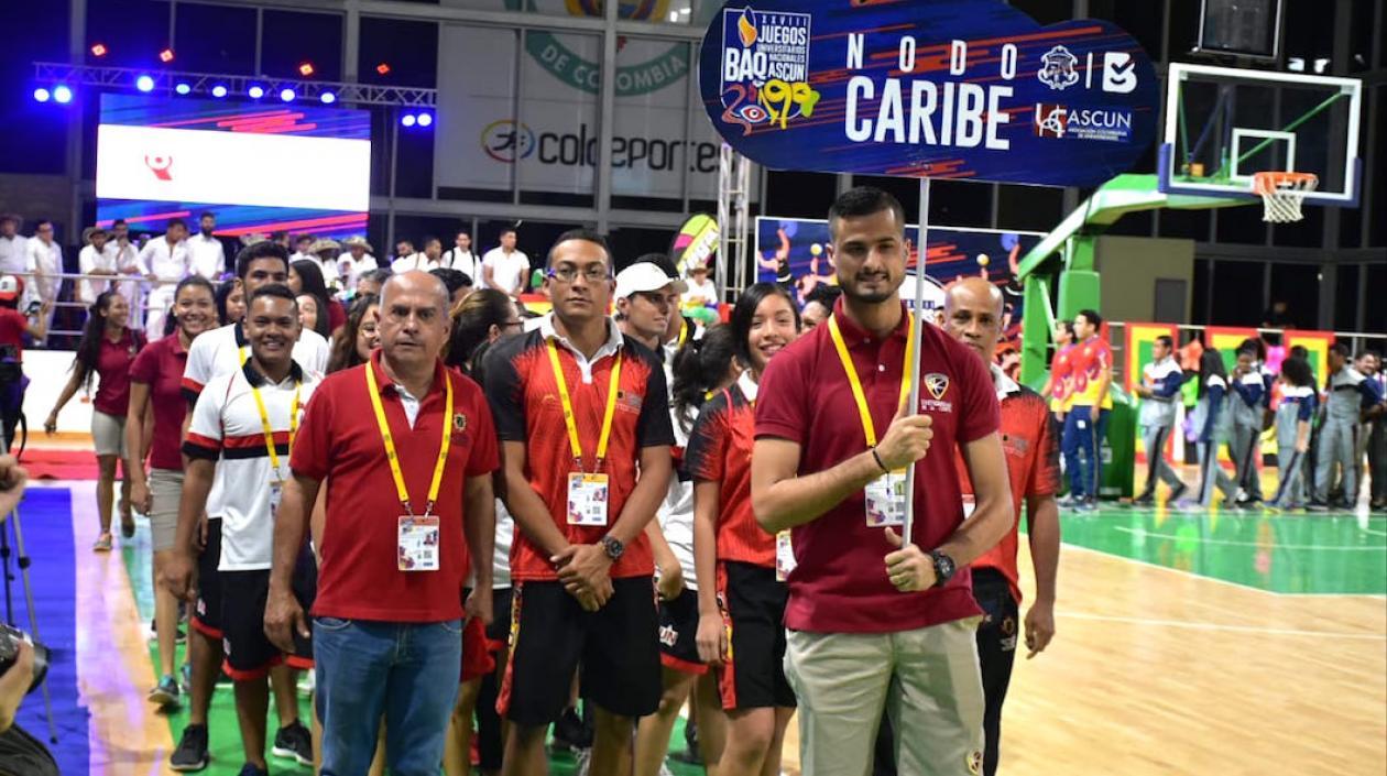 Desfile inaugural de participantes.