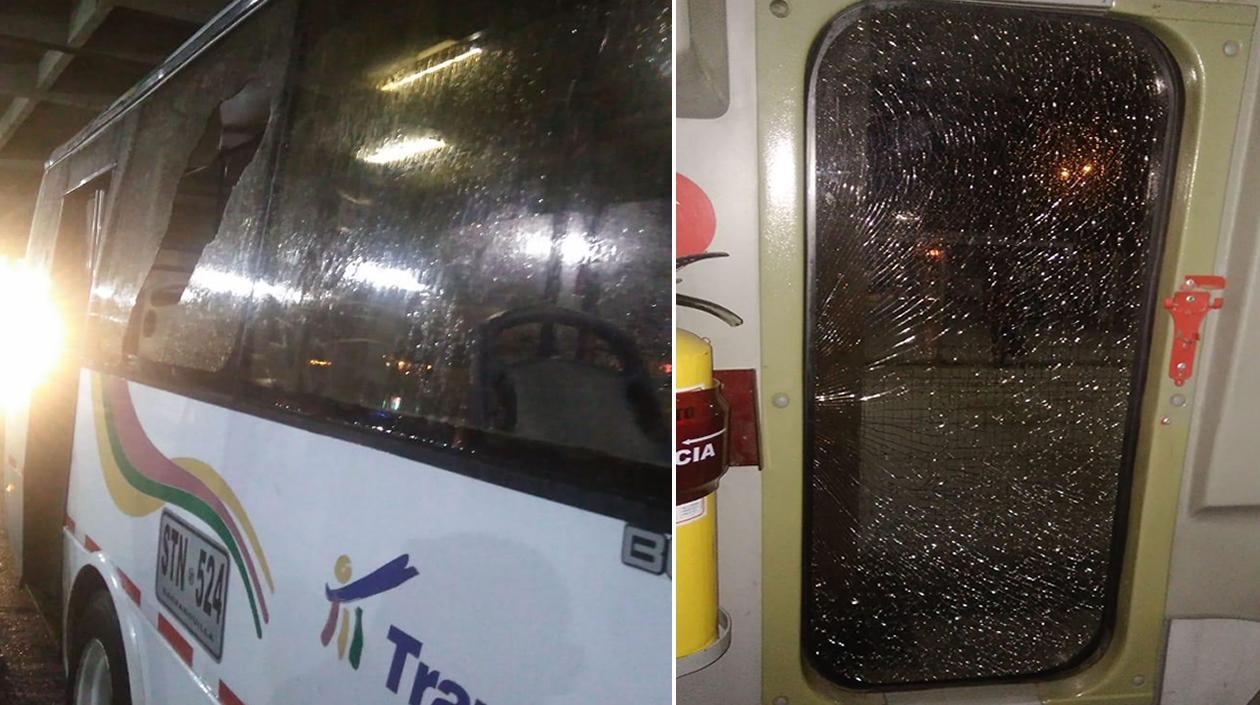 Vehículos de Transmetro que fueron vandalizados esta noche.