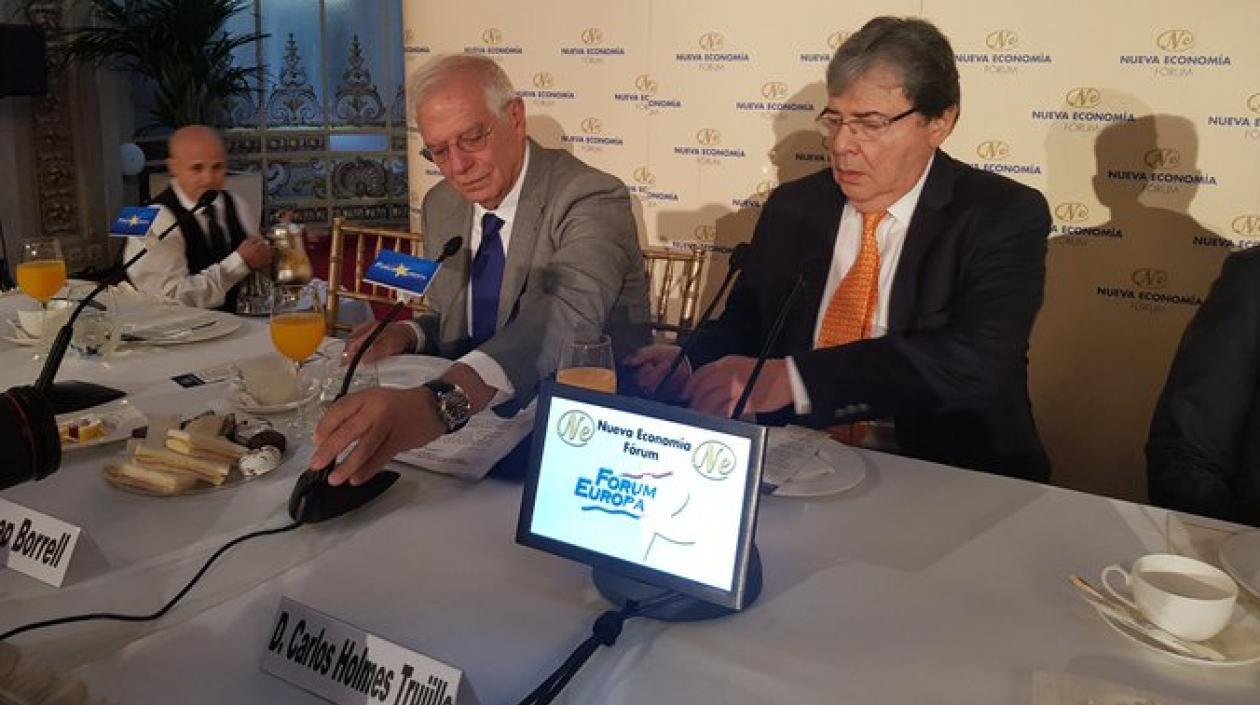 Ministro español Josep Borrell y el Canciller Carlos Holmes Trujillo.