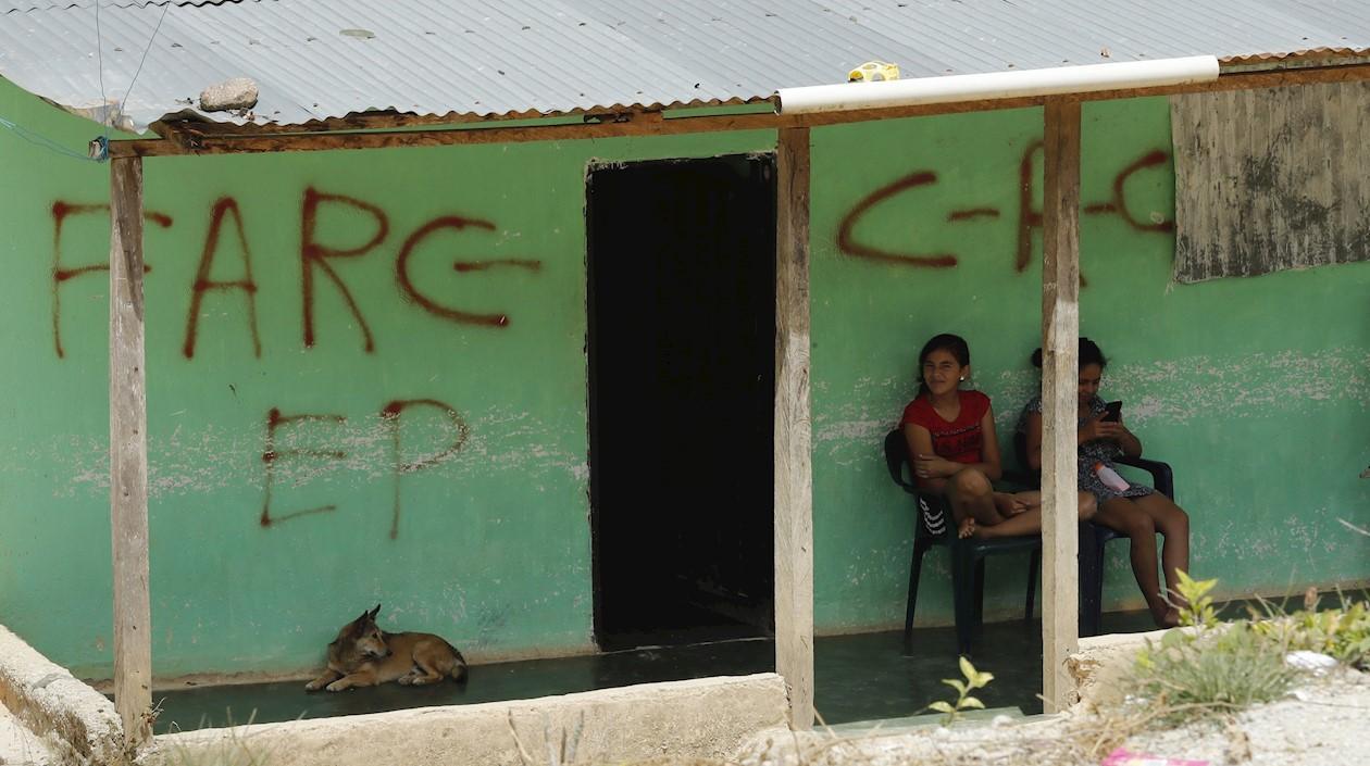 Niñas se protegen del sol en Campo Alegre (Colombia). 