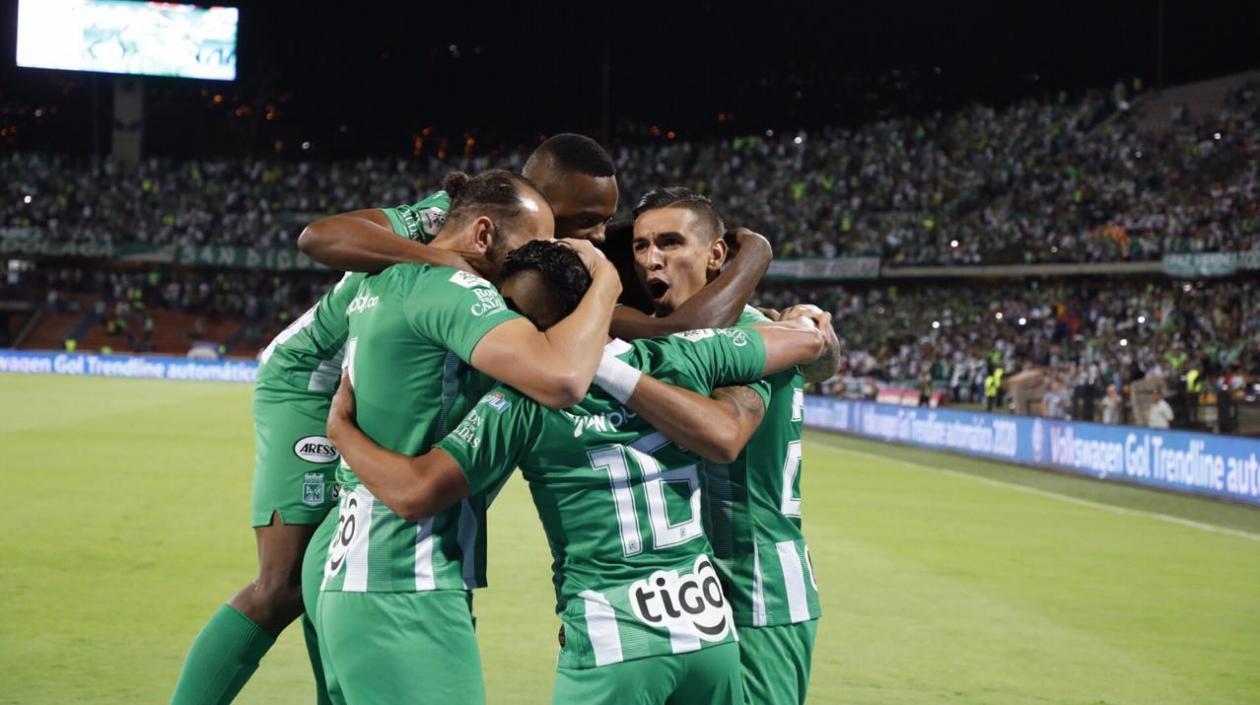 Jugadores de Atlético Nacional celebran una victoria. 