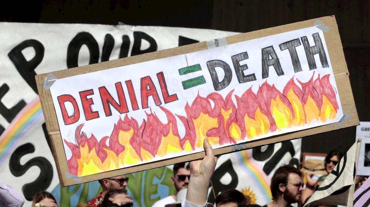 Manifestantes participan en la cuarta huelga global por el clima, este viernes, en Sídney (Australia).