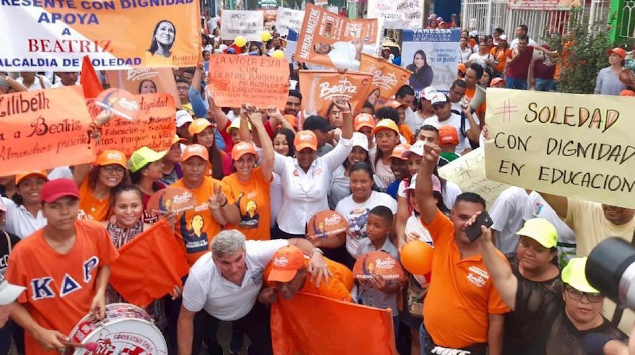 La candidata Beatriz Barraza, rodeada de simpatizantes.