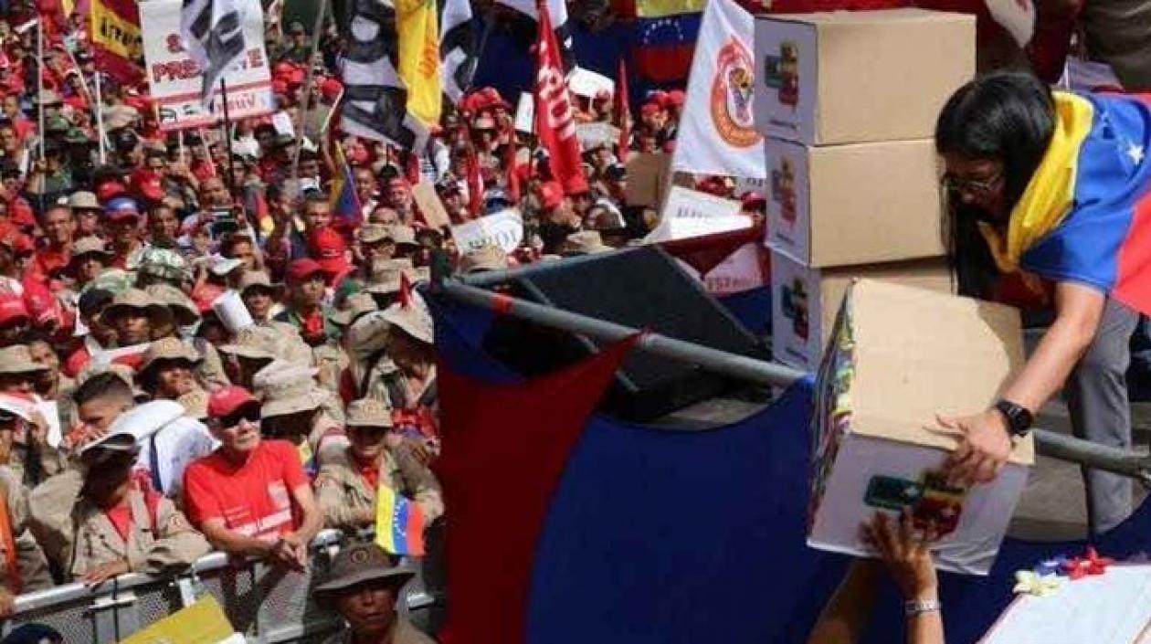 Rodríguez recibió en una tarima las más de trece millones de firmas que el Gobierno recogió desde agosto pasado.