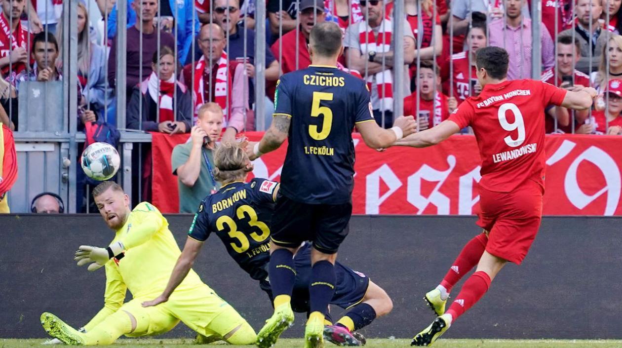 Robert Lewandowski marca un tanto. 