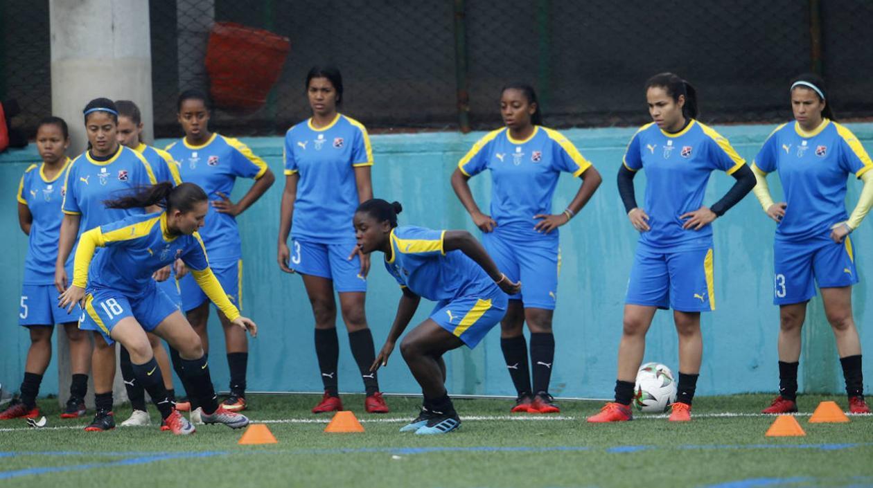 Las jugadoras Intimas Aura Hoyos (c) y Yisela Cuesta (i) participan en un entrenamiento del equipo de fútbol femenino Deportivo Independiente Medellín-Formas Intimas.