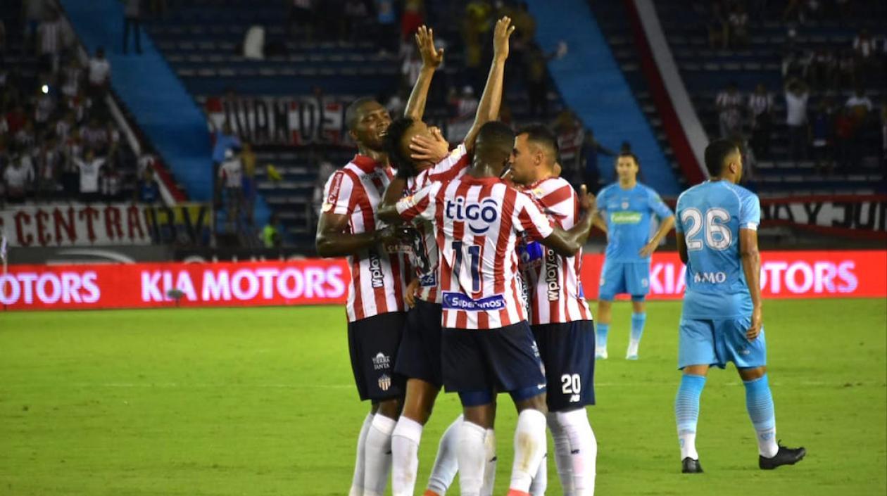 Luis Sandoval celebrando el segundo gol de los junioristas.