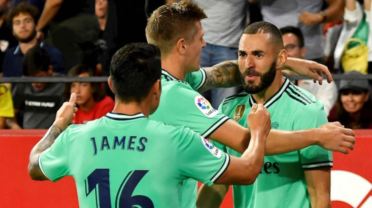 Karim Benzema celebra con sus compañeros, tras el gol. 