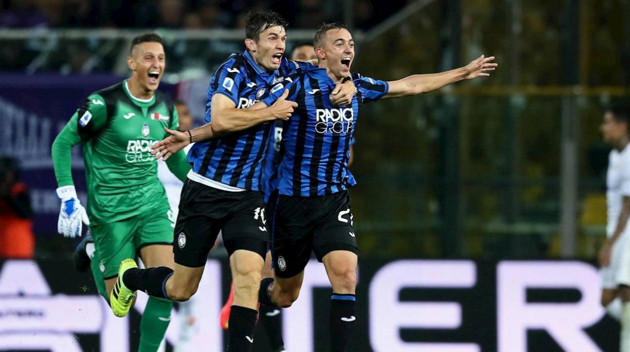 Timothy Castagne celebra el gol del empate. 