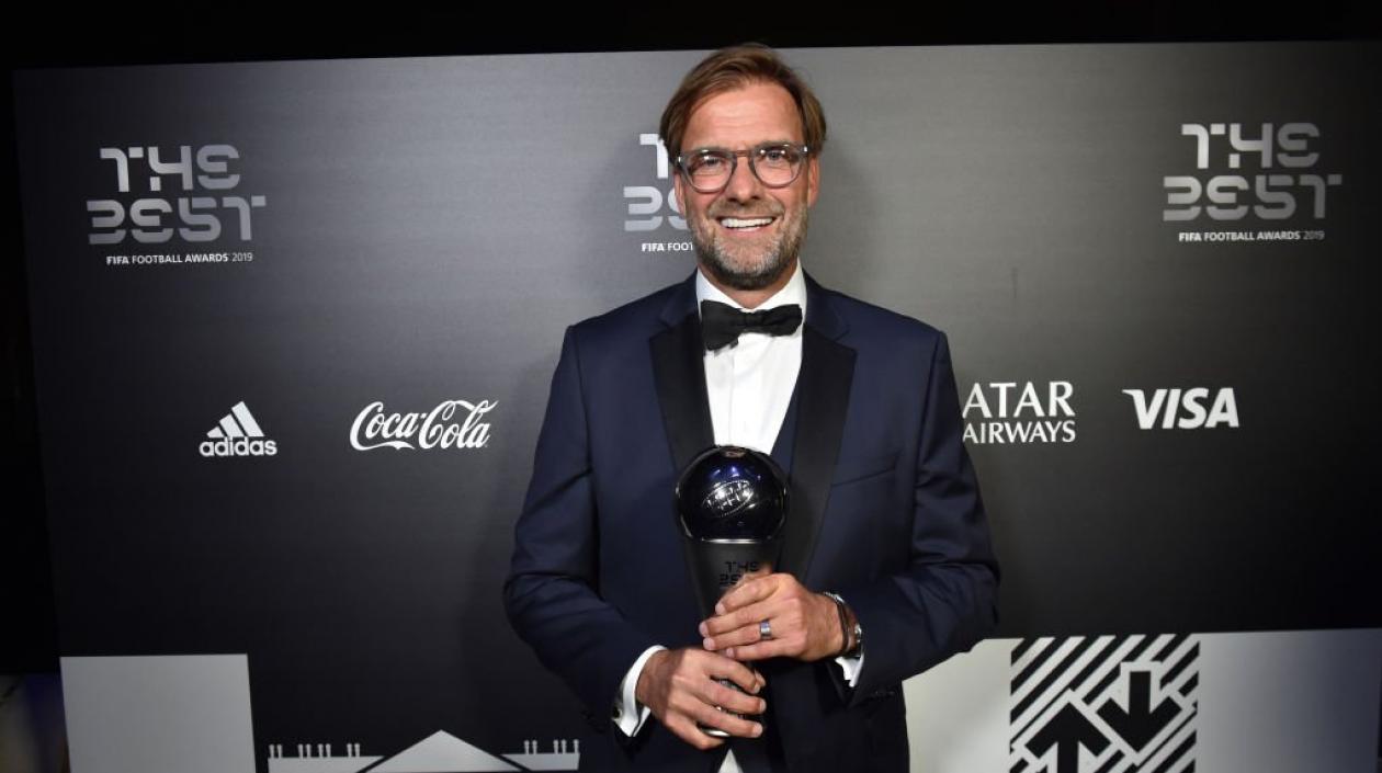  Jurgen Klopp, técnico del Liverpool, con el trofeo The Best. 