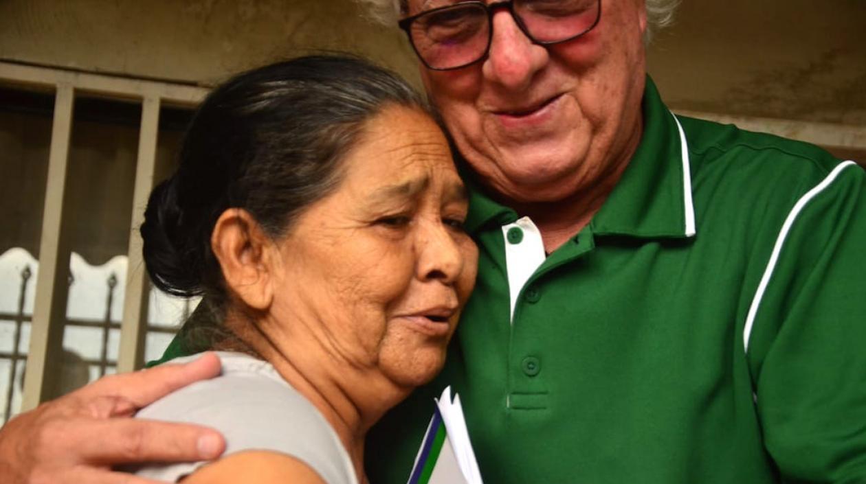 El Alcalde Joao Herrera con una de las beneficiarias.