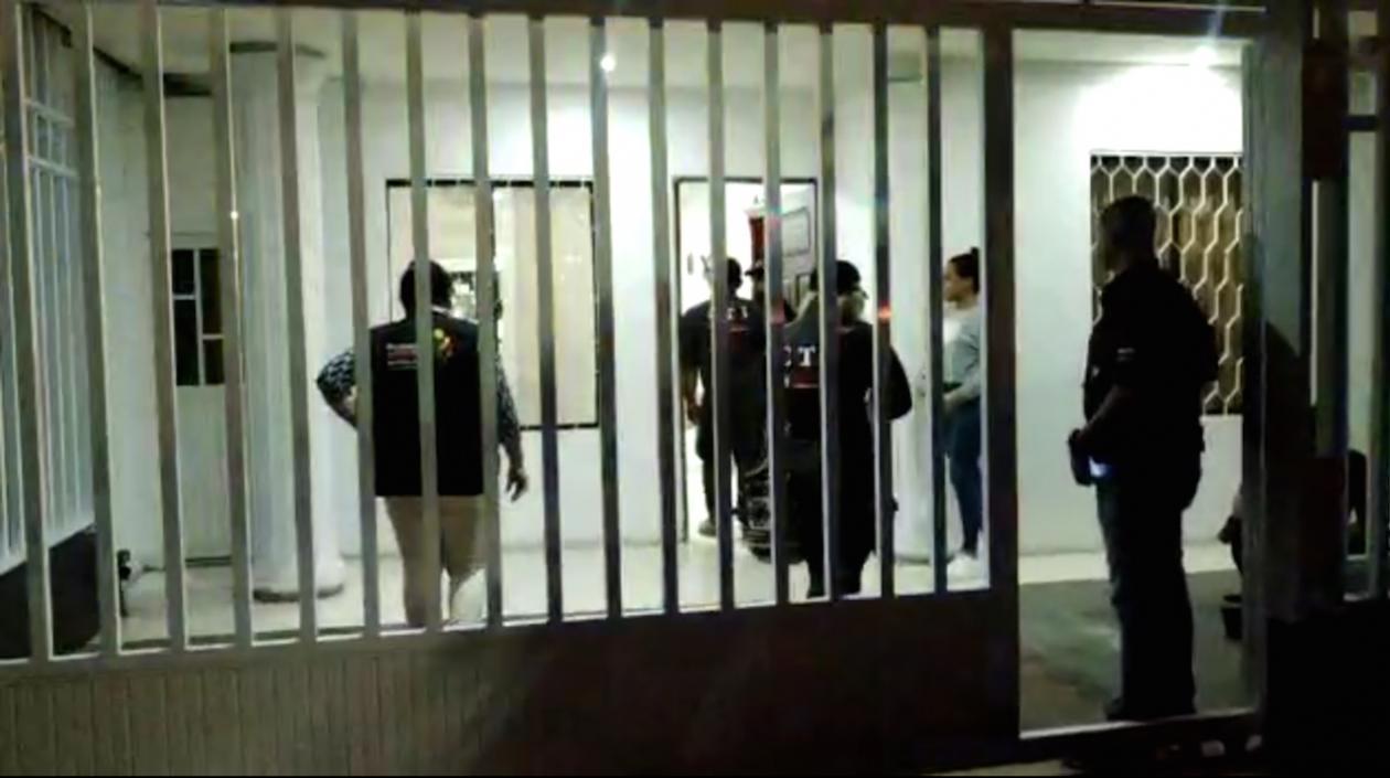 Unidades del CTI durante la diligencia esta noche.