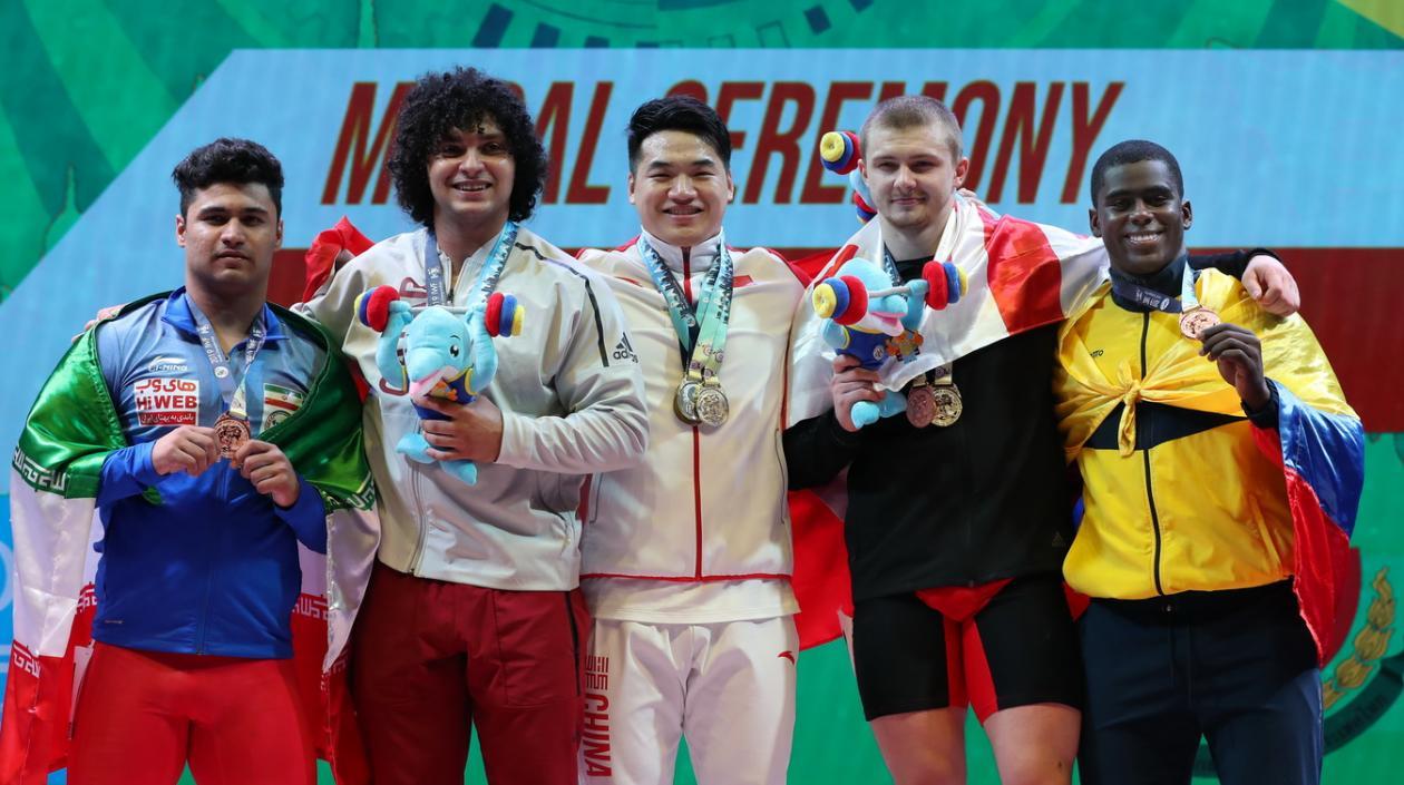 Jhonatan Rivas con la medalla de bronce. 