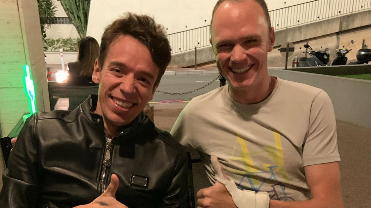 Rigoberto Urán posa en una fotografía con Christopher Froome.