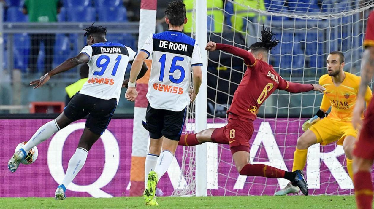 Duván Zapata anota el primer gol del Atalanta. 