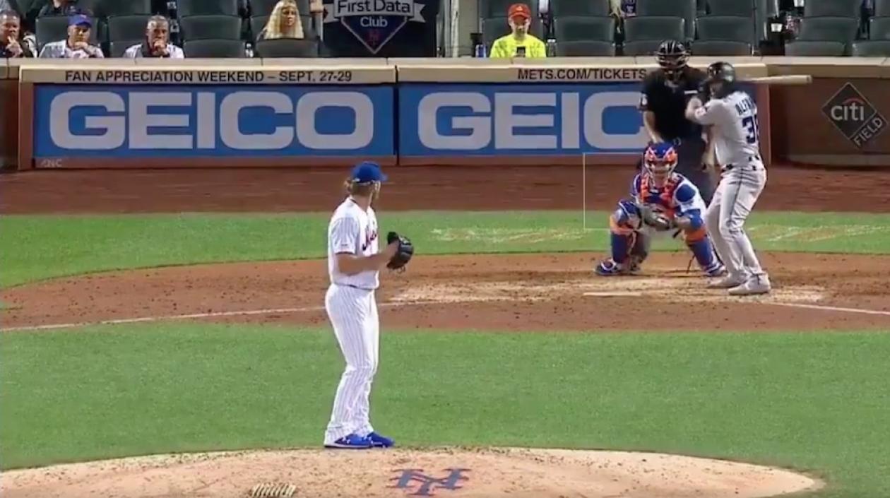 Jorge Alfaro en el turno al bate para conectar el jonrón.