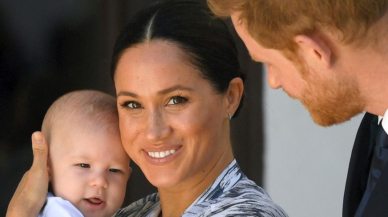 Los duques de Sussex con su bebé Archie en su primer acto como familia en Sudáfrica.