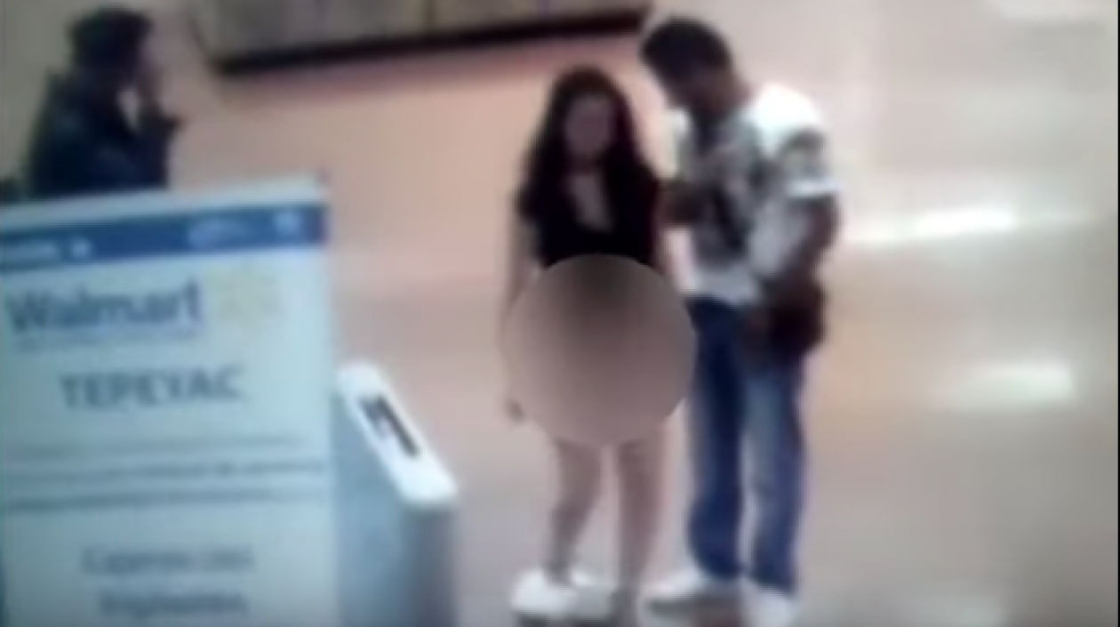 Mujer se desnuda en supermercado de México.