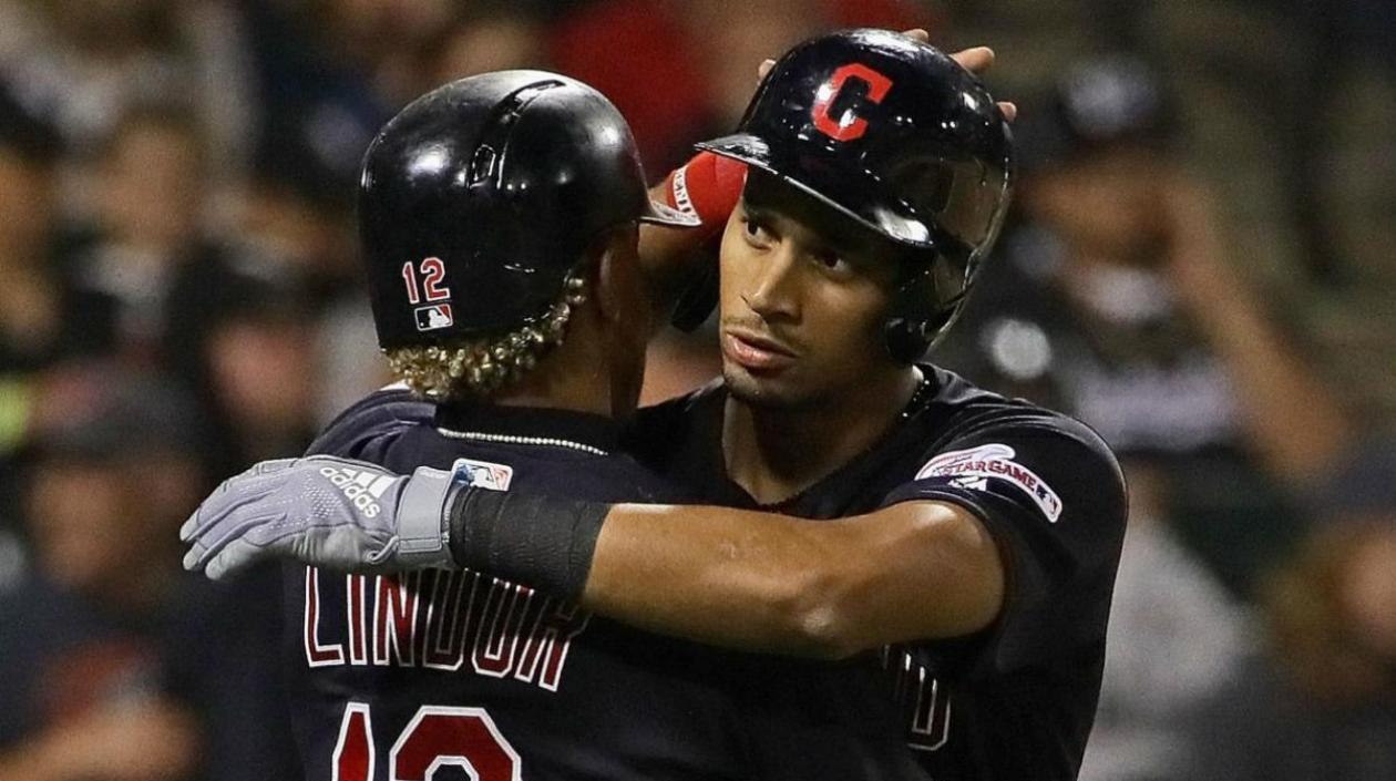 Óscar Mercado celebra con Francisco Lindor. 