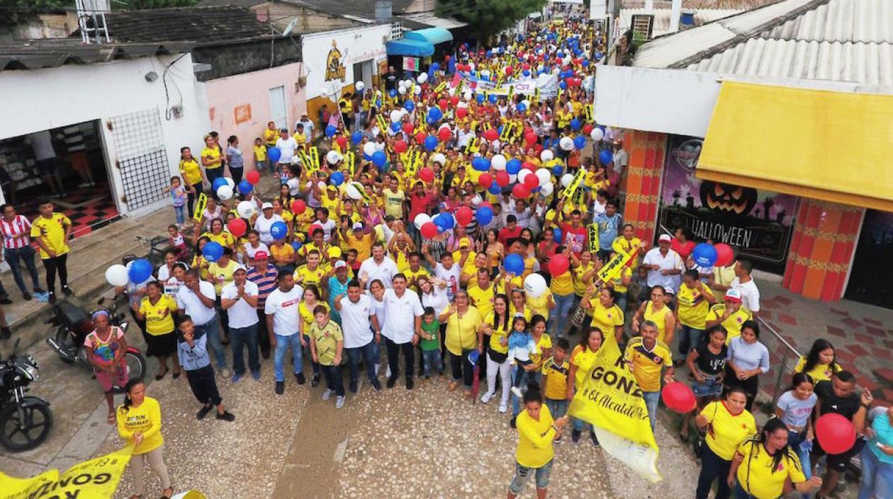 El candidato Robin González presidiendo el encuentro en Polonuevo.