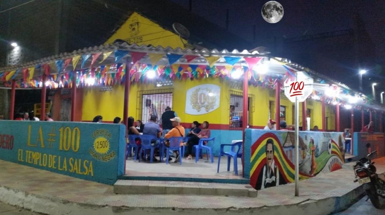 Fachada nocturna de La Cien.