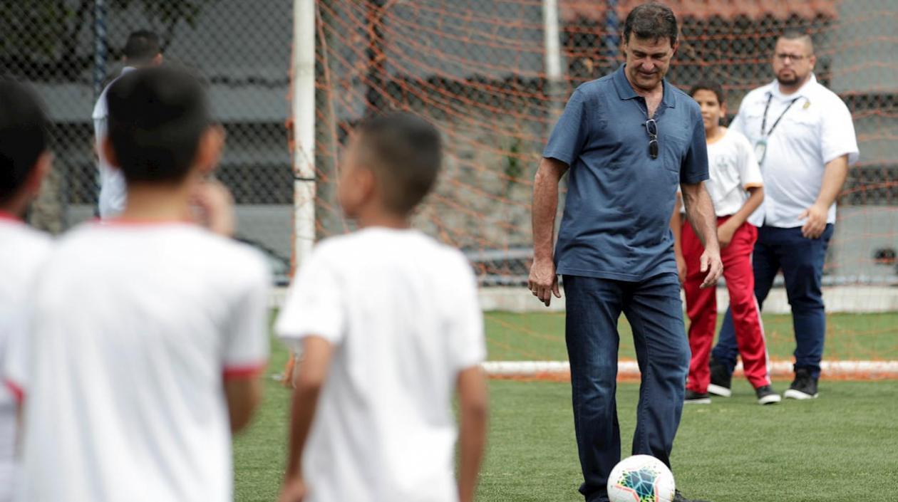 Mario Alberto Kempes entrena con algunos niños. 