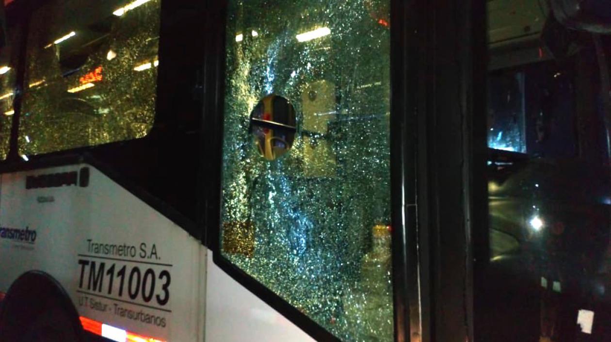 Bus de Transmetro objeto de vandalismo.