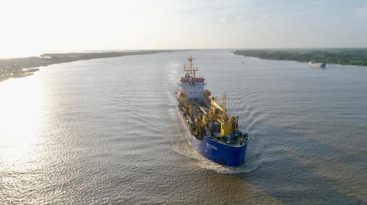 Draga en el canal de acceso al Puerto de Barranquilla.