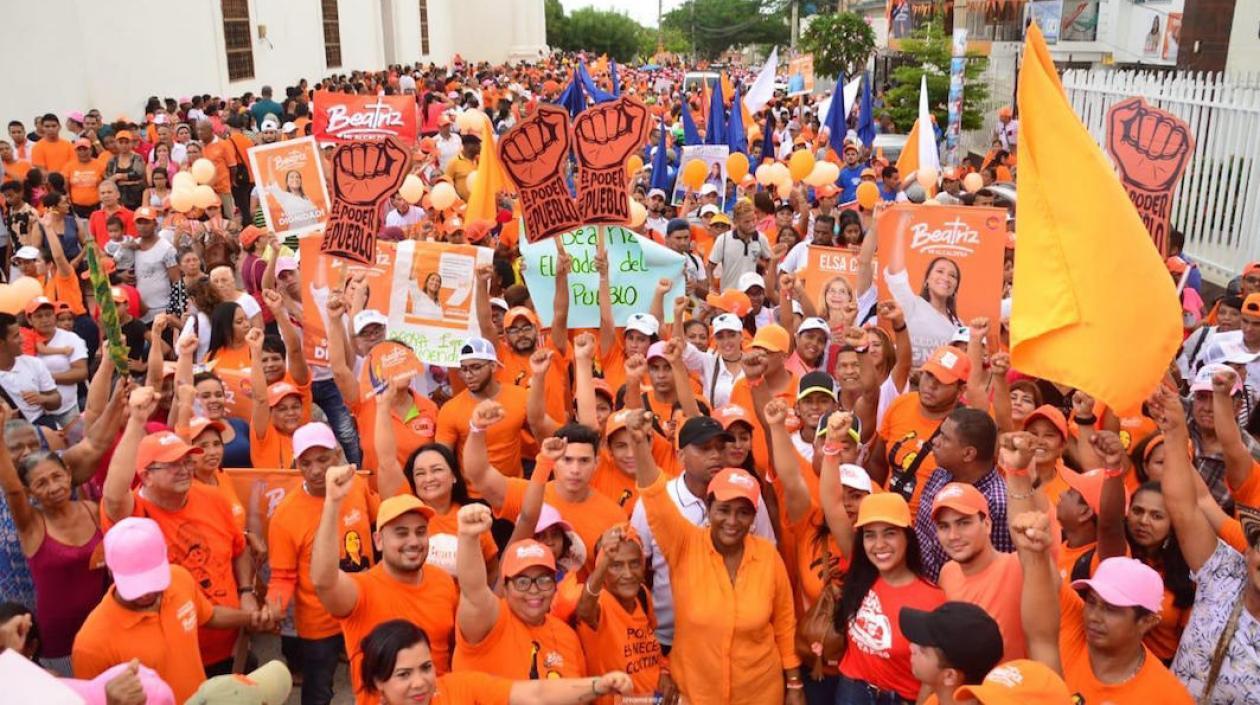 La candidata Beatriz Barraza acompañada de numerosos seguidores.