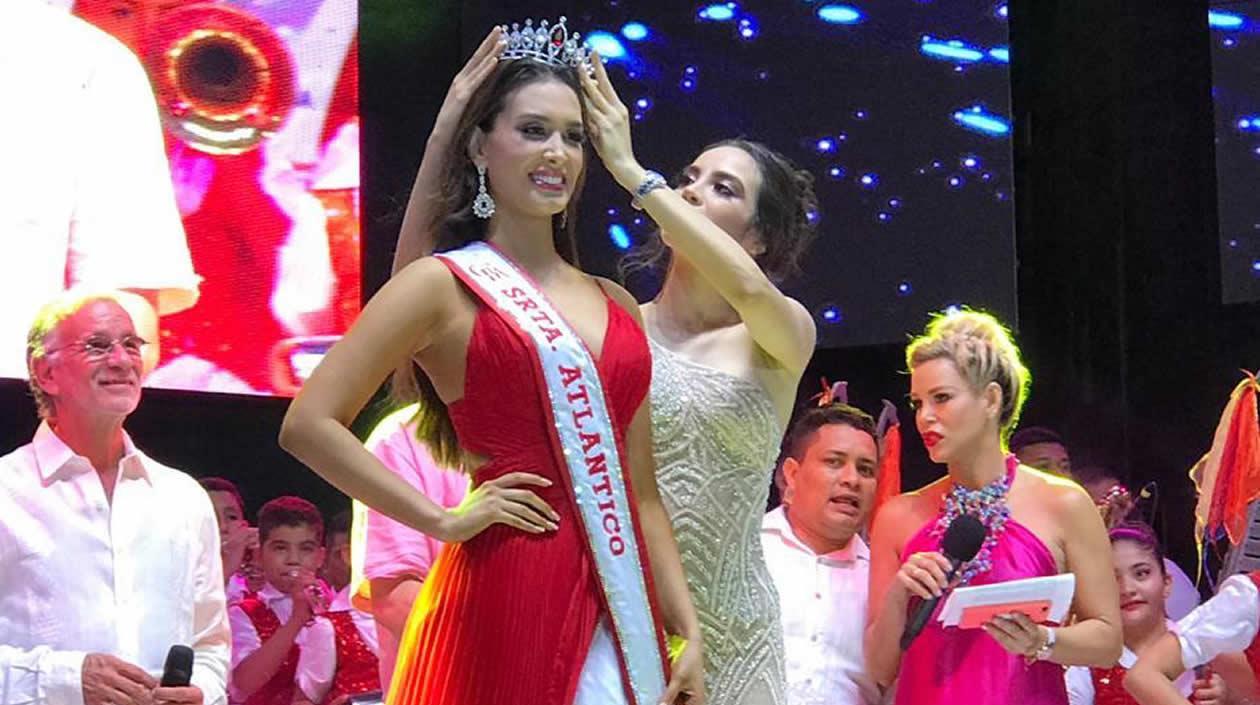 María Alejandra Vengoechea coronando a Claudette Abuchaibe.