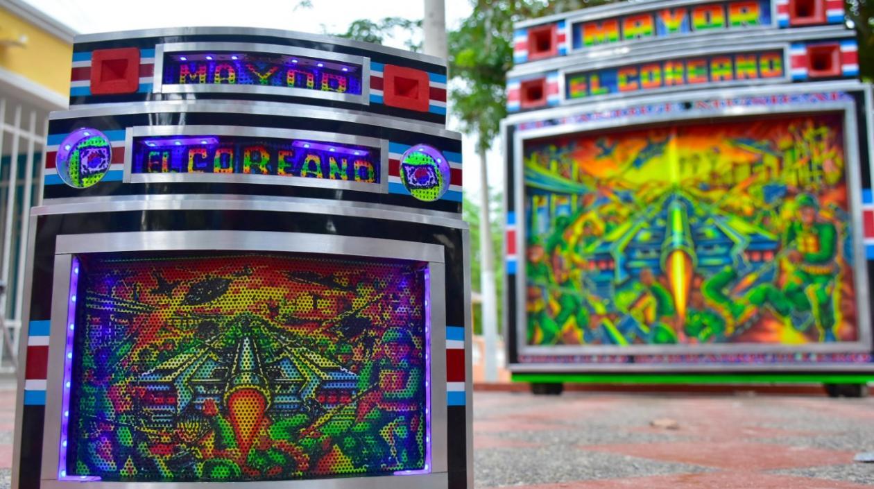 Réplica de 'El Coreano' y en el fondo el 'Tanque musical'.