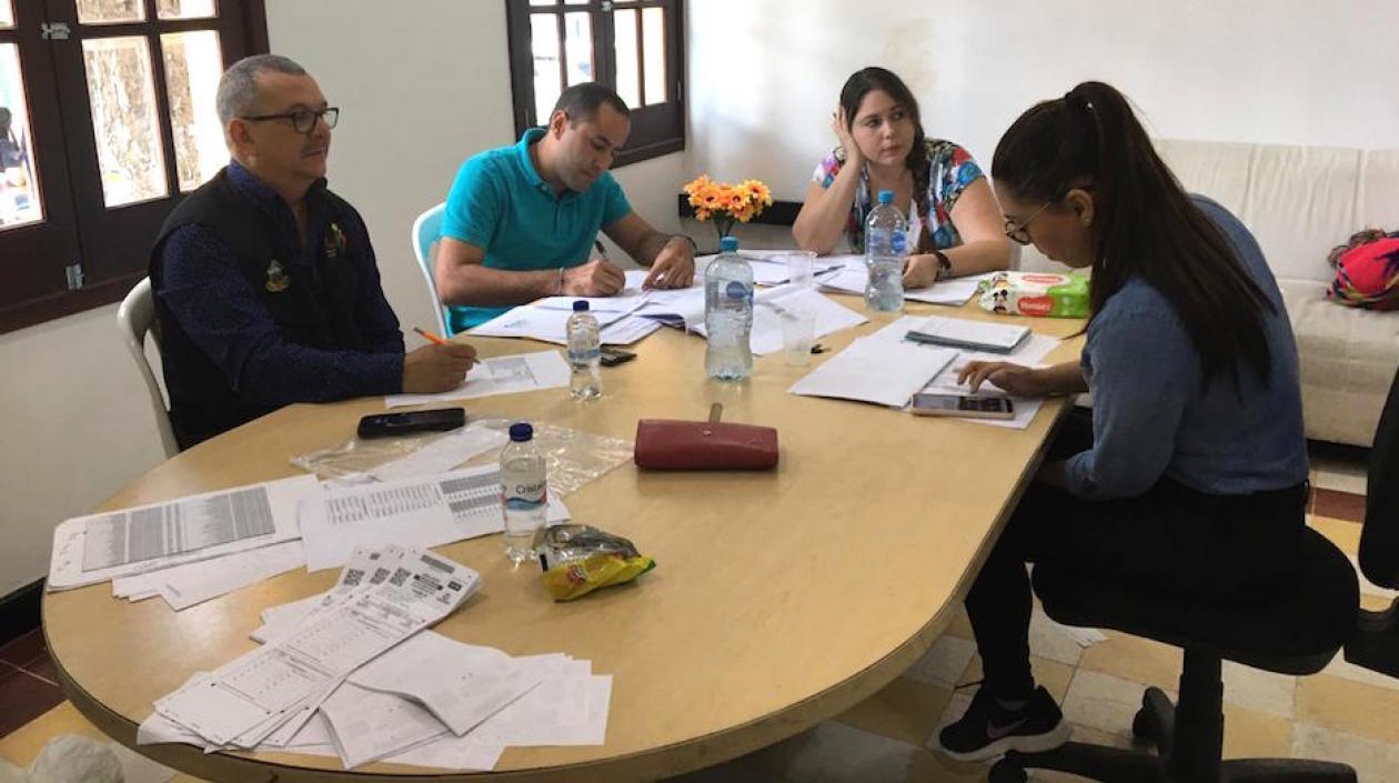 Los Registradores José Turizo Ballesteros Alicia Martínez Caballero, con la Coordinadora Marbel Luz Pizarro.