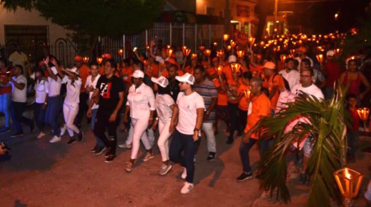 La candidata Beatriz Barraza encabezando la marcha de faroles.