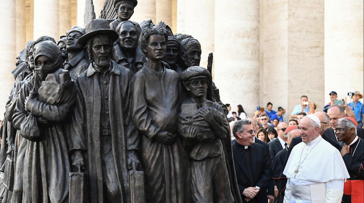 Escultura de bronce que representa a un grupo de migrantes y refugiados de diferentes partes del mundo y épocas.