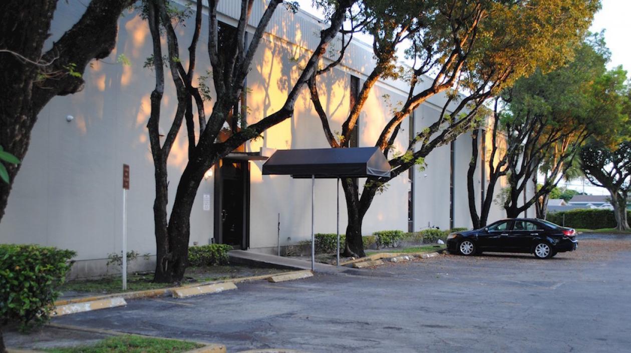Vista exterior de la funeraria "Caballero Rivero" de Westchester (Estados Unidos), donde presuntamente permanece este sábado el cuerpo del cantante mexicano José José.