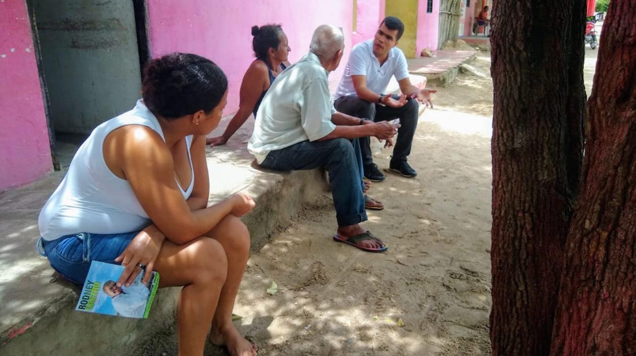 El candidato Rodney Castro, dialogando con habitantes del corregimiento de Gallego.