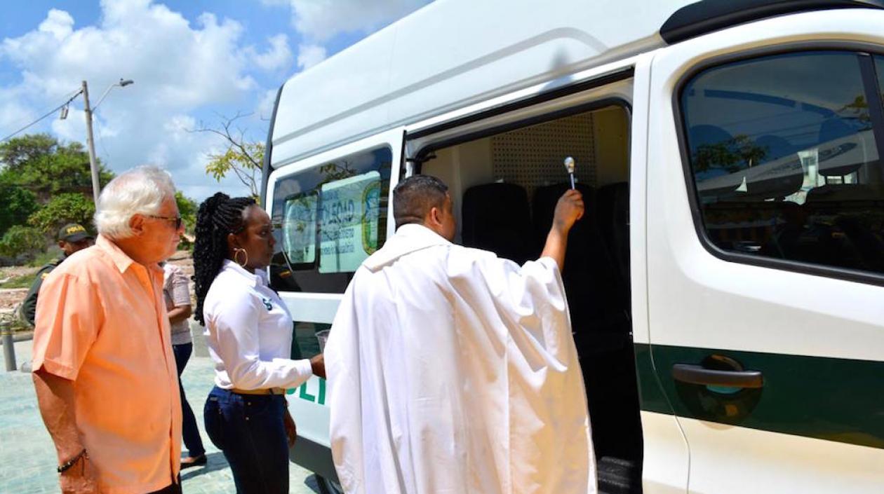 El Alcalde Joao Herrera y la Secretaria de Gobierno, Josefa Cassiani, durante la bendición de uno de los vehículos.