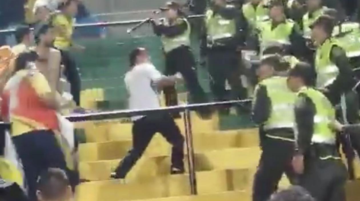 Un aficionado del Atlético Bucaramanga, falleció al caer al vacío desde una tribuna del estadio Alfonso López